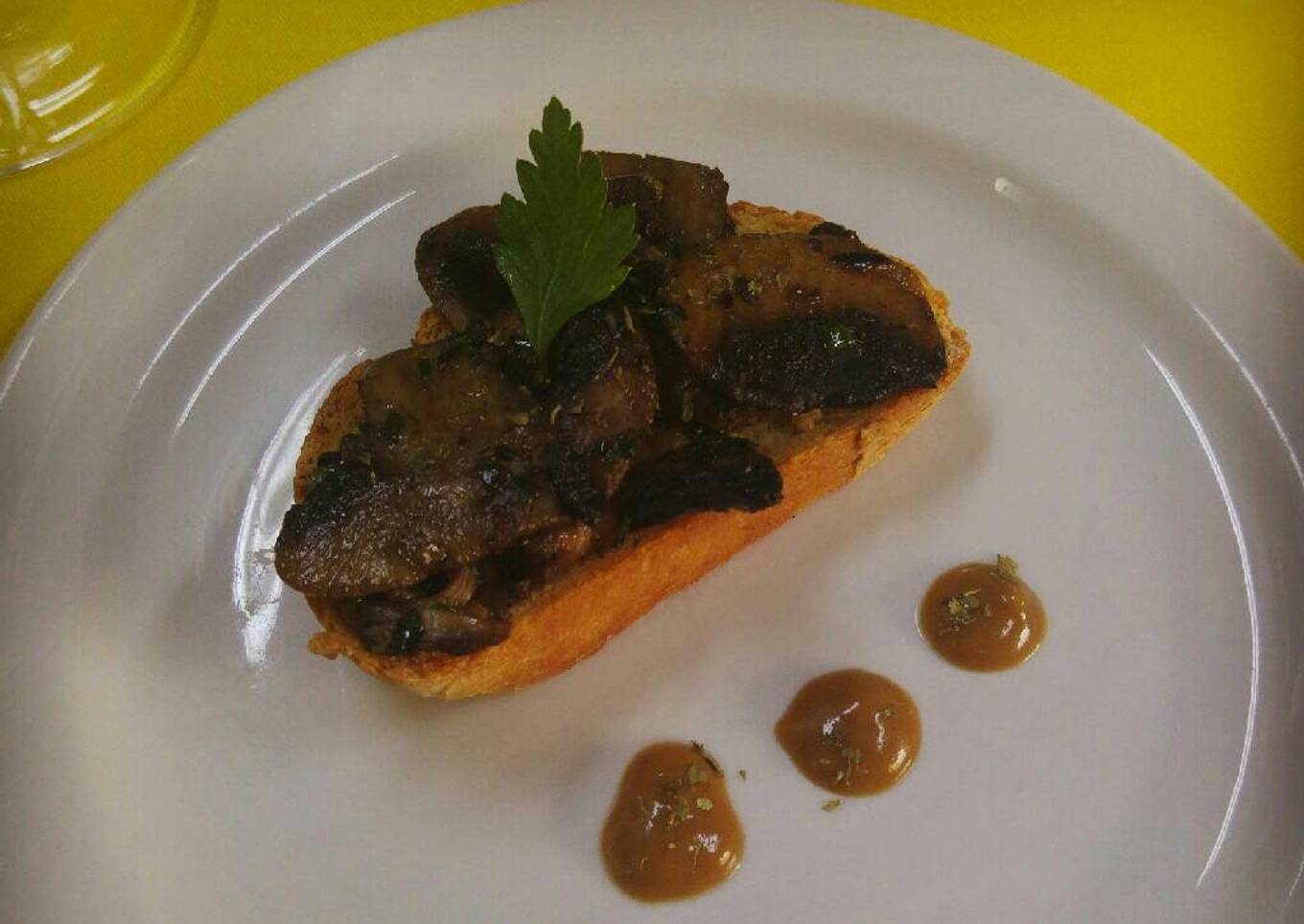 Champiñones al ajillo