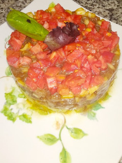Una foto de Tartar de atún, aguacate y tomate🐟🥑🍅