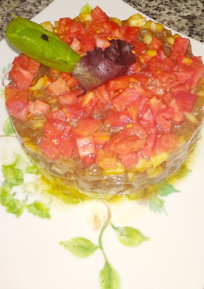 Una foto de Tartar de atún, aguacate y tomate🐟🥑🍅