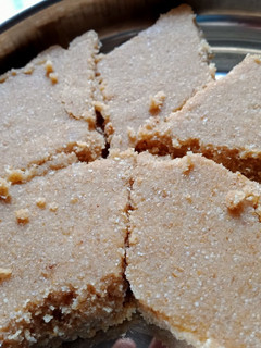 ગોળ પાપડી (Gol Papdi Recipe In Gujarati) રેસીપી મુખ્ય ફોટો