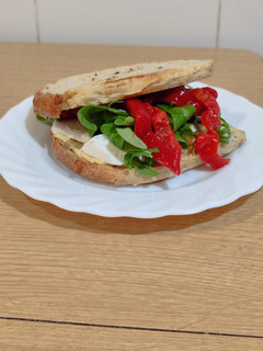 Una foto de Sándwich con pan de quinoa saludable