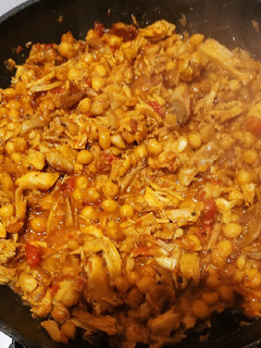 Una foto de Garbanzos con pollo de sobras del cocido del día anterior