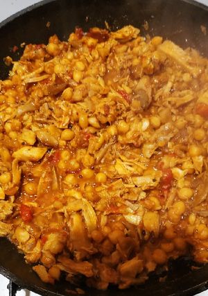 Una foto de Garbanzos con pollo de sobras del cocido del día anterior