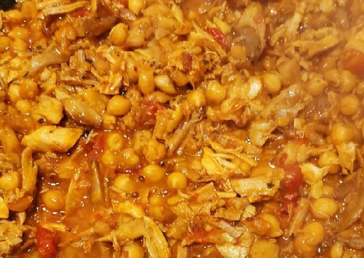 Garbanzos con pollo de sobras del cocido del día anterior