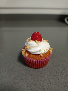 Una foto de Cupcake de frambuesa y chocolate blanco