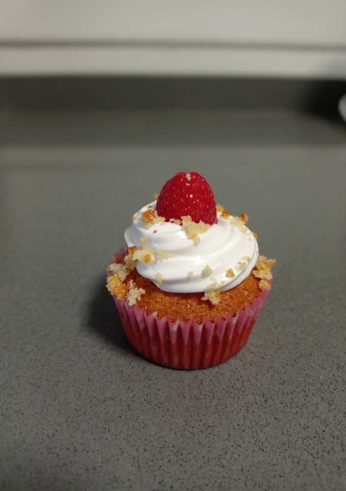 Una foto de Cupcake de frambuesa y chocolate blanco