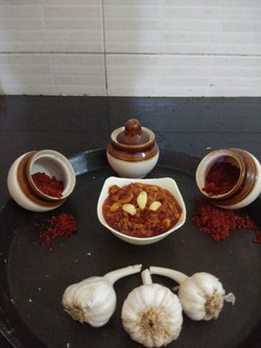 લસણ કેરી નું ખાટું અથાણું (Lasan Keri Nu Khatu Athanu) રેસીપી મુખ્ય ફોટો