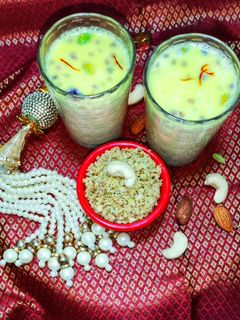 शाही मसाले दूध (shahi masala dudh recipe in marathi) रेसिपी चे मुख्य फोटो