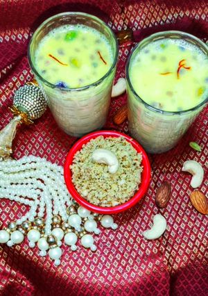 शाही मसाले दूध (shahi masala dudh recipe in marathi) रेसिपी चे मुख्य फोटो 