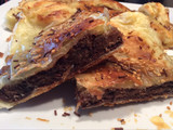 Hojaldre de bizcocho de chocolate y mermelada de melocotón, gm,f