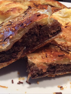 Una foto de Hojaldre de bizcocho de chocolate y mermelada de melocotón, gm,f