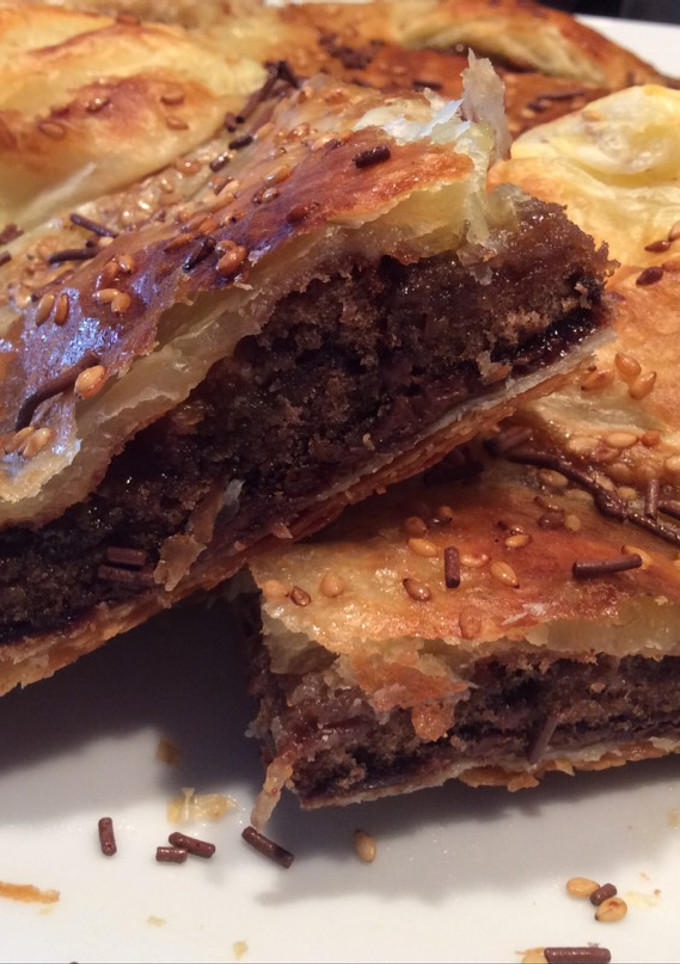 Una foto de Hojaldre de bizcocho de chocolate y mermelada de melocotón, gm,f