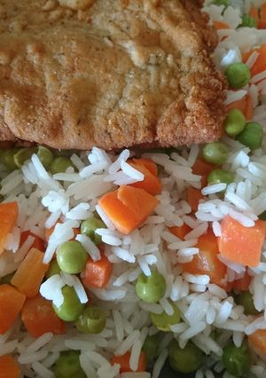 Una foto de Milanesa con ensalada de arroz