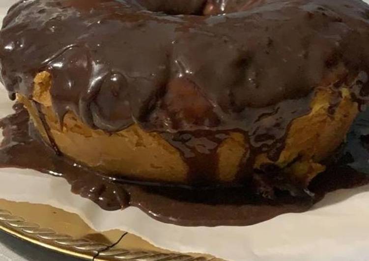 Bolo de cenoura com cobertura de chocolate