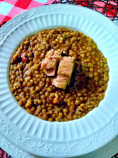 Una foto de Lentejas pardinas con arroz y atún rojo en conservas