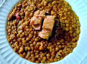 Una foto de Lentejas pardinas con arroz y atún rojo en conservas