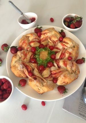 સ્ટ્રોબેરી સ્ટાર બ્રેડ(strawberry star bread recipe in Gujarati) રેસીપી મુખ્ય ફોટો