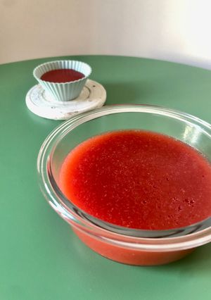 Una foto de Gelatina de fresa vegana