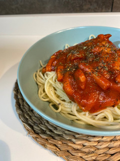 Una foto de Spaghetti con tomate y bacon