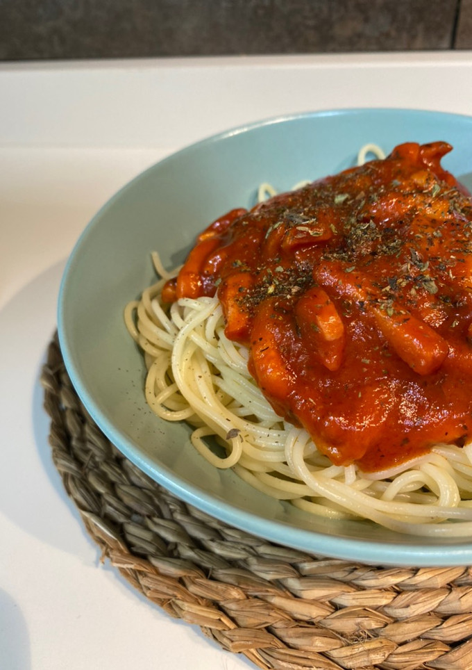 Una foto de Spaghetti con tomate y bacon