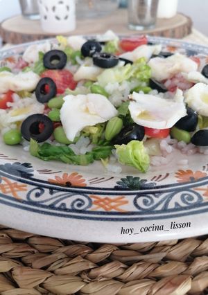 Una foto de Ensalada de arroz con edamame y merluza
