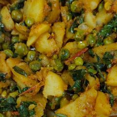 A picture of Aloo Matar.