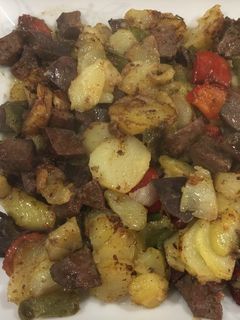 Una foto de Higadillos de pollo con pimientos y patatas a lo pobre