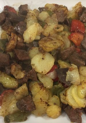 Una foto de Higadillos de pollo con pimientos y patatas a lo pobre