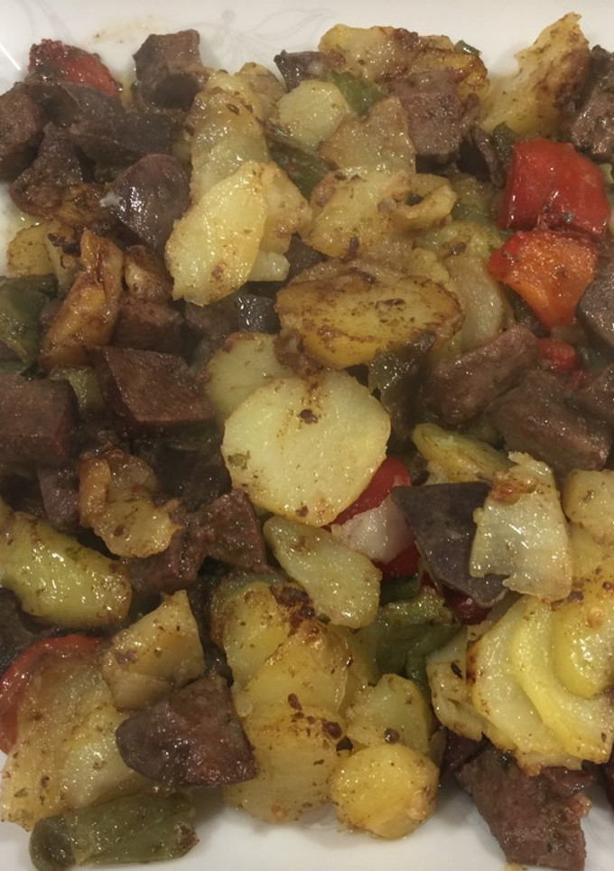 Una foto de Higadillos de pollo con pimientos y patatas a lo pobre