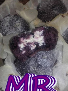Una foto de Muffins de queso y fruta roja