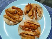Una foto de pollo marinado con mostaza
