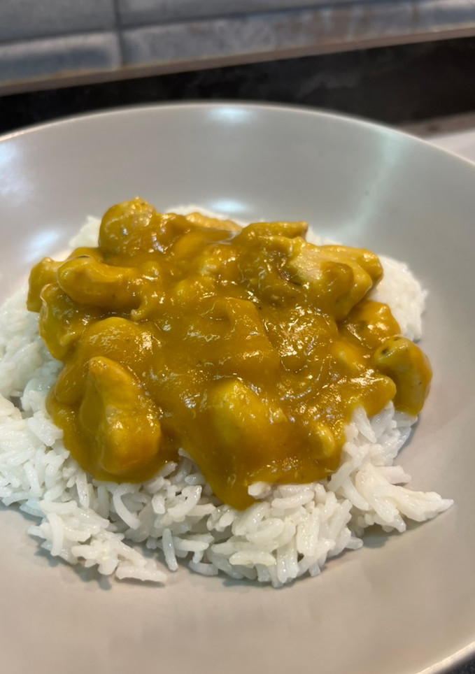 Una foto de Pollo jugoso con salsa de mango