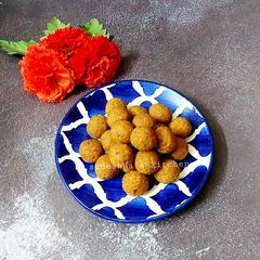 A picture of Narkel Naaru or Coconut Ladoo.