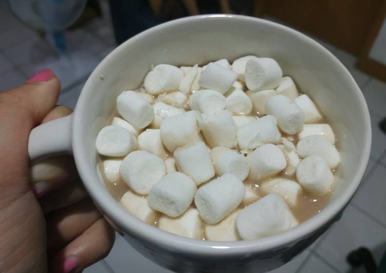 Susu coklat panas / Hot chocolate with marshmallow