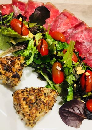 Une photo de Camembert grillé aux Noix et Noisettes accompagné d’une salade croquante et viande de grison