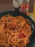 Espaguetis en aceite achioteado con alitas de pollo