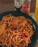Espaguetis en aceite achioteado con alitas de pollo