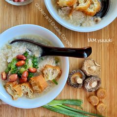 A picture of Chicken Mushroom Congee.