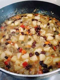 Una foto de Guiso de papas y porotos negros (vegetariano)