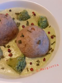 Foto di Canederli con rapa rossa e purea di cavolfiore