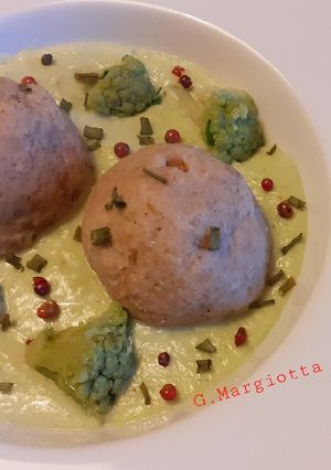 Foto di Canederli con rapa rossa e purea di cavolfiore