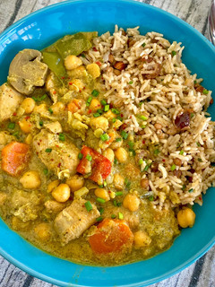 Una foto de Curry Verde de Pollo y verduras en Instant Pot