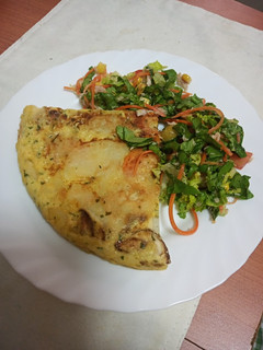 Una foto de Tortilla de papas, zanahoria y calabacín con ensalada