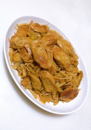 白飯殺手-酸菜炒麵腸 的食譜成品照片