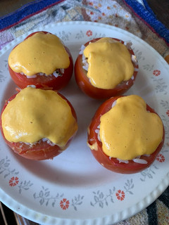 Una foto de Tomates rellenos con arroz y atún