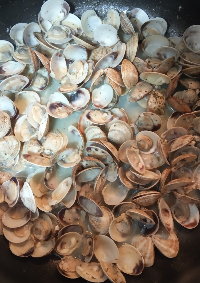 Una foto de Almejas en salsa con ajo y perejil