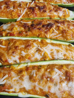 Una foto de Calabacines rellenos de verduras