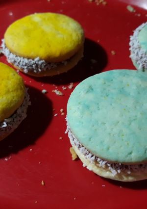 Una foto de Alfajores de maizena de colores