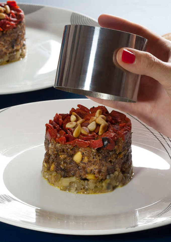 Una foto de Revuelto de morcilla, berenjena y pimientos asados