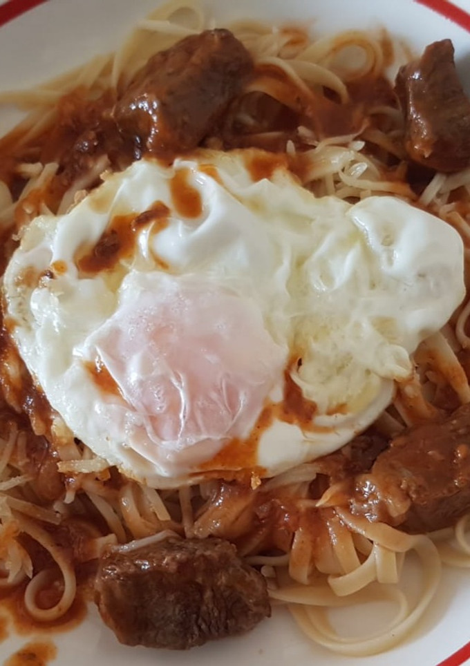 Una foto de Tallarines con fondo de nevera y despensa